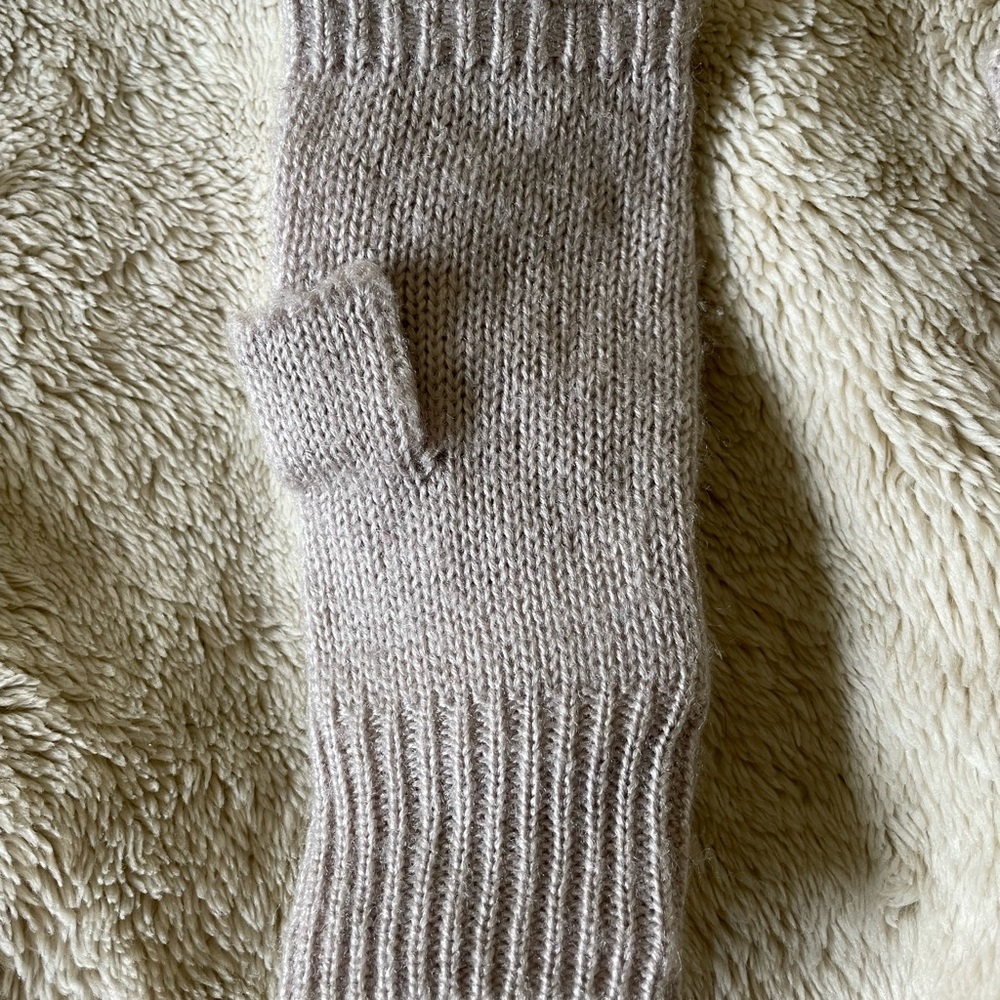 H&M dainty knit gloves. Great condition. One size. 100% acrylic. - Picture 3 of 7